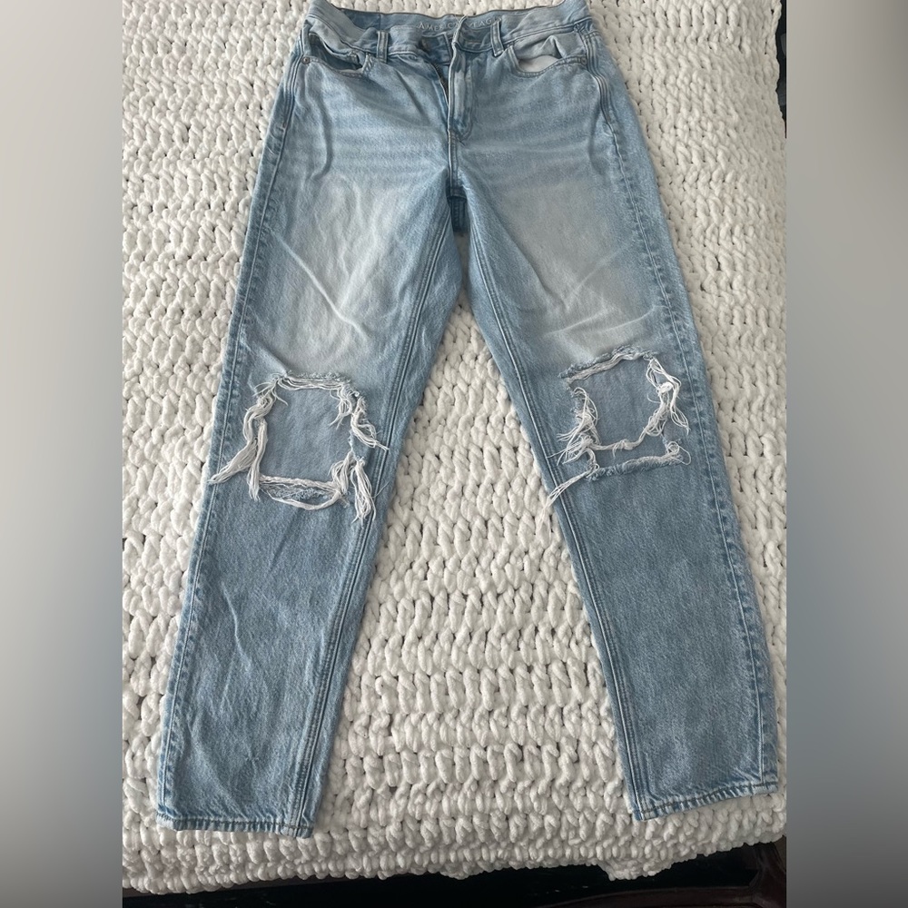American Eagle high rise jeans! Mom Jean fit